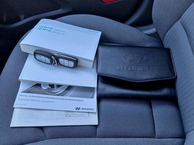 Hyundai IONIQ 1.6 GDi Comfort - Plus Automaat / Navigatie / Achteruitrijcamera / Cruise Control Adaptief / Draadloze Telefoonlader