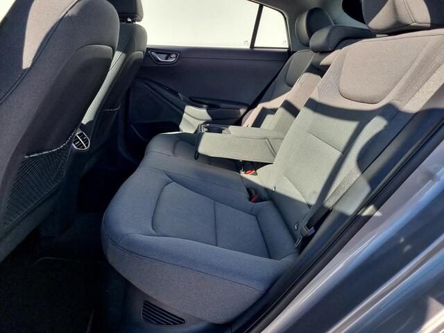 Hyundai IONIQ 1.6 GDi Comfort - Plus Automaat / Navigatie / Achteruitrijcamera / Cruise Control Adaptief / Draadloze Telefoonlader