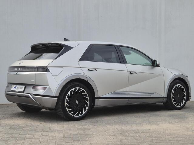Hyundai IONIQ 5 Lounge AWD 77.4 kWh Automaat / HUD / Panoramadak / Elektrische achterklep / Trekgewicht 1600 kg / Stuur-, Stoel en Achterbankverwarming / Rondomzicht camera / Warmtepomp / Bose Audio Systeem /