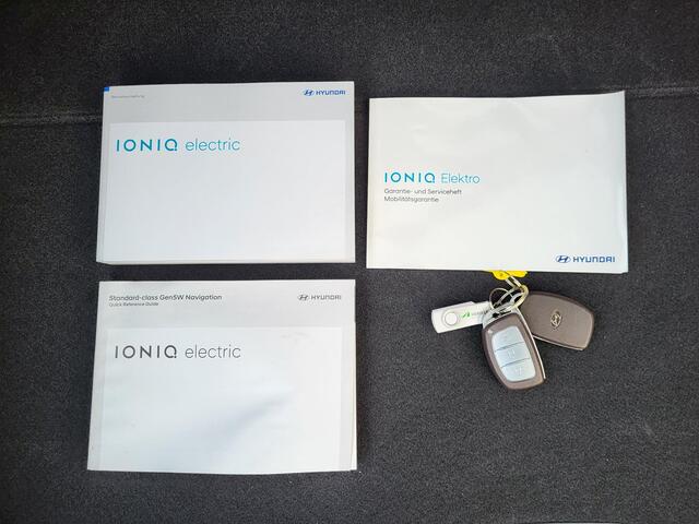 Hyundai IONIQ Premium EV 38 kWh Automaat / Dealer Onderhouden / All season banden / Camera / Infinity Audio / Navigatie / Android Auto / Apple Carplay / Stuur-, achterbank-, en voorstoelverwarming / geventileerde voorstoelen /