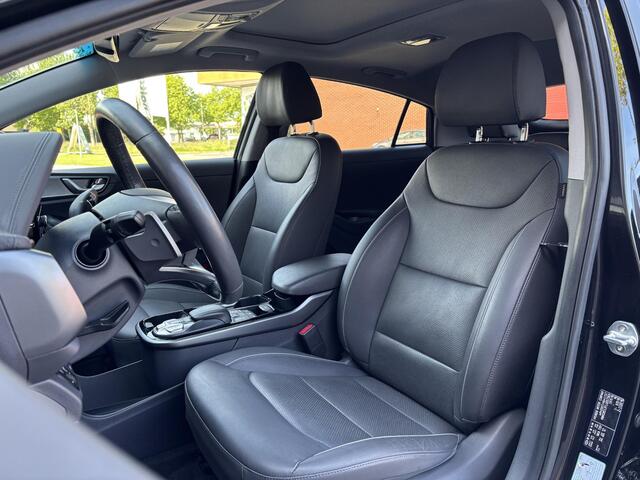 Hyundai IONIQ Premium EV 38 kWh SoH 96% | Navigatie | Camera | Adapt. Cruise Control | Stuur- + Stoelverwarming | Geheugenstoel | Stoelventilatie | Rijklaarprijs!