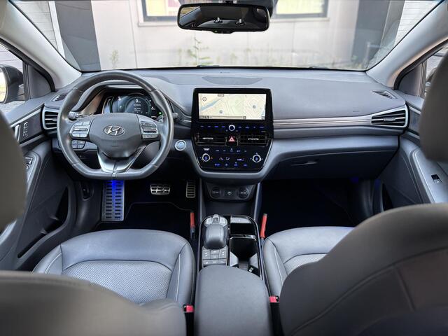 Hyundai IONIQ Premium EV 38 kWh SoH 96% | Navigatie | Camera | Adapt. Cruise Control | Stuur- + Stoelverwarming | Geheugenstoel | Stoelventilatie | Rijklaarprijs!