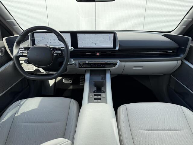 Hyundai IONIQ 6 Lounge 77.4 kWh / NL Auto / 10-2029 Fabrieksgarantie / SOH 100 % / Trekhaak afneembaar 1.500 kg / WLTP 545 km / Warmtepomp / Wit Leder / HUD / Camera 360° /