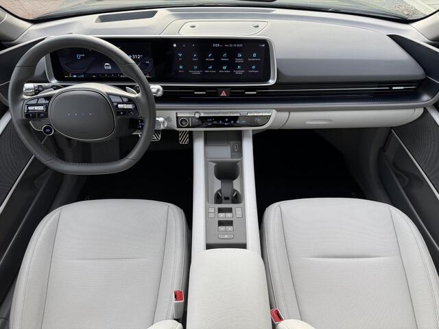 Hyundai IONIQ 6 Lounge 77.4 kWh | Lichte lederen bekleding | Warmtepomp & V2L | Geïntegreerde navigatie | Apple Carplay & Android Auto | Adaptieve Cruisecontrol | Camera | Warmtepomp | Stoel & stuur verwarming | Premium audio BOSE |