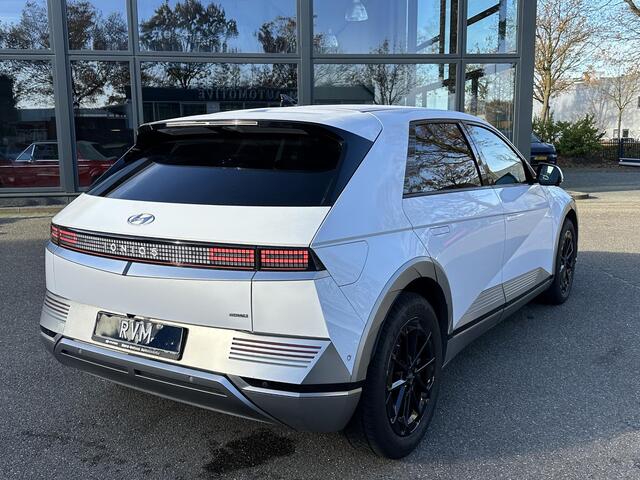 Hyundai IONIQ 5 Lounge AWD 77.4 kWh SOH 100% RIJKLAAR! | FABRIEKSGARANTIE HYUNDAI TOT 10-2028| |STOELVERWARMING + VENTILATIE| DEALER OH. |ELEK. ACHTERKLEP| BOSE AUDIO| VOL OPTIES| ACHTERBANK VERWARMD| HEAD-UP