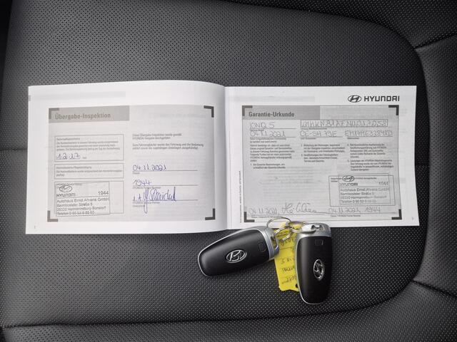 Hyundai IONIQ 5 Lounge 73kWh Automaat / Accu SOH 100% / Fabrieksgarantie tot 11-2026 / Dealer onderhouden / Trekhaak aneembaar / WLTP 451 km / CCS snelladen / Warmtepomp / Stuur-, Stoel en Achterbank verwarming / Adaptief CC /