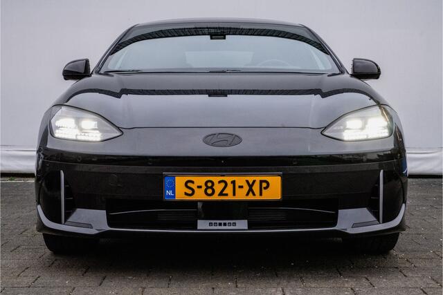 Hyundai IONIQ 6 First Edition AWD 77.4 kWh Schuifdak/ Camera/ Stoel-stuurverwarming/ Navigatie/ Carplay/ Memory/ 20" Lmv