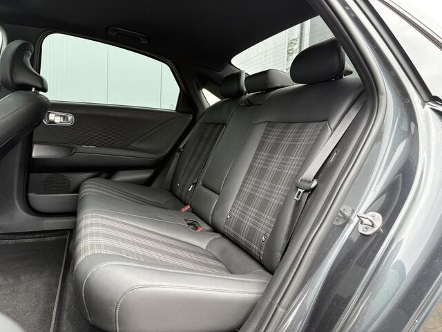 Hyundai IONIQ 6 First Edition AWD 77.4 kWh / SoH 100% / Warmtepomp / V2L / Schuif-kanteldak / 360 Camera / HUD Dsiplay / Automatische Flush handgrepen / Airco / Stoel verwarming / Stuurverwarming / Full Option /