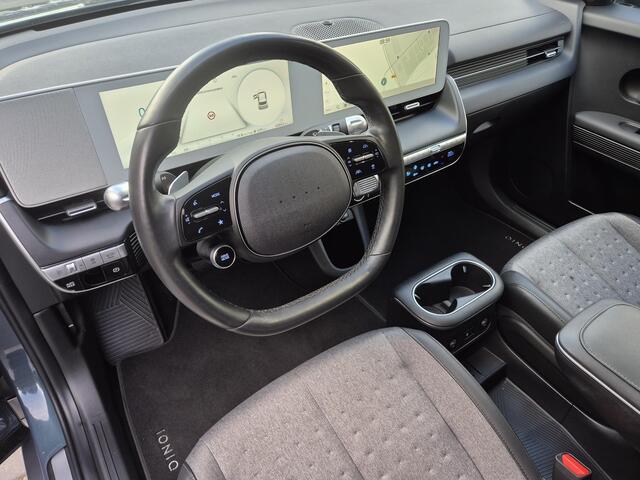 Hyundai IONIQ 5 Connect 73kWh Automaat / Fabrieksgarantie tot 07-2027 / 8 jaar Batterijgarantie / 20" Lounge Wielen / Apple Carplay Android Auto / WLTP bereik 451 km / Trekgewicht 1600 kg / Stuur-, Stoel en Achterbankverwarming / Adaptief CC / Elektrische achterklep /