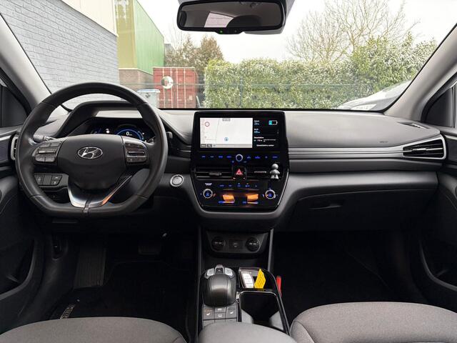 Hyundai IONIQ Comfort EV 40kWh SOH 99.7% !! NWE MODEL Warmtepomp Navi Ecc Camera Adap.Cruise Stoelverwarming Pdc Apple Carplay/Android Auto Lane Assist Isofix Keyless Led I-key Regensensor Rijstrooksensor Origineel Nederlandse Auto