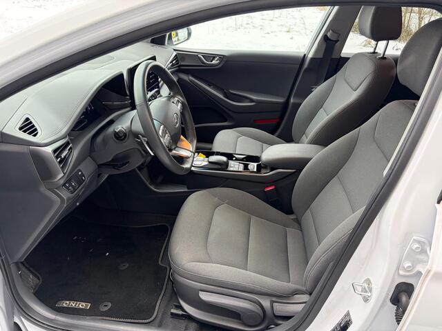 Hyundai IONIQ Comfort EV 40kWh SOH 99.7% !! NWE MODEL Warmtepomp Navi Ecc Camera Adap.Cruise Stoelverwarming Pdc Apple Carplay/Android Auto Lane Assist Isofix Keyless Led I-key Regensensor Rijstrooksensor Origineel Nederlandse Auto