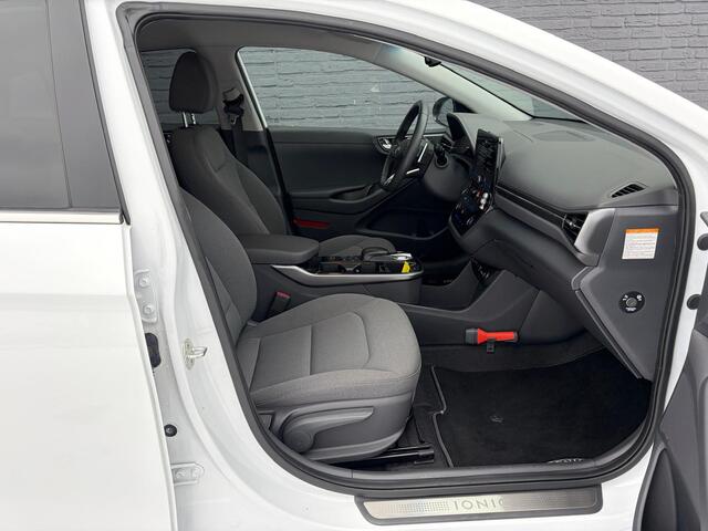 Hyundai IONIQ Comfort EV 40kWh SOH 99.7% !! NWE MODEL Warmtepomp Navi Ecc Camera Adap.Cruise Stoelverwarming Pdc Apple Carplay/Android Auto Lane Assist Isofix Keyless Led I-key Regensensor Rijstrooksensor Origineel Nederlandse Auto