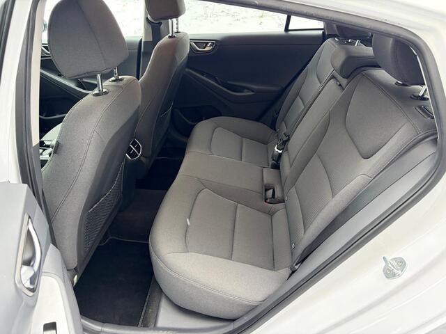 Hyundai IONIQ Comfort EV 40kWh SOH 99.7% !! NWE MODEL Warmtepomp Navi Ecc Camera Adap.Cruise Stoelverwarming Pdc Apple Carplay/Android Auto Lane Assist Isofix Keyless Led I-key Regensensor Rijstrooksensor Origineel Nederlandse Auto