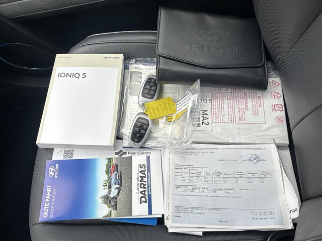 Hyundai IONIQ 5 Lounge 73kWh Automaat / 1.600 kg trekgewicht / 8 jaar Batterijgarantie / Accu SoH 100 % / CCS snelladen / Warmtepomp / HUD / Camera 360° / Leder / Elektrische stoelen & klep / Navigatie / Stuur-, stoel- & achterbankverwarming / 20" LM wielen /