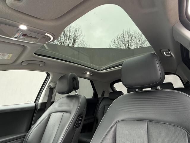 Hyundai IONIQ 5 Lounge 73kWh Automaat / Panoramadak / Dealer onderhouden / Fabrieksgarantie tot 12-2026 / 8 Jaar Batterij Garantie / All Season banden / Warmtepomp / HUD / 360 Camera / Navigatie / Elektr. stoelen + Memory / Stoel & Stuurwiel Verwarming / Stoel Ventila