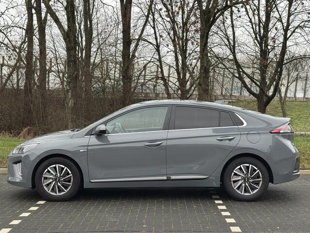 Hyundai IONIQ Comfort EV 38kWh 136pk | AFNEEMBARE TREKHAAK VOOR FIETSENDRAGER | PARKEERSENSOREN | ACHTERUITRIJCAMERA | VERWARMBARE VOORSTOELEN | IINGEBEOUWD NAVIGATIE SYSTEEM | APPLE CARPLAY & ANDROID AUTO |