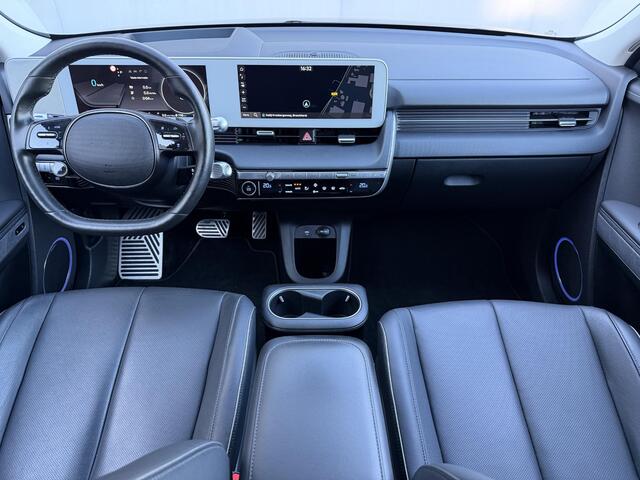 Hyundai IONIQ 5 Lounge AWD 73kWh Automaat / Trekhaak / SOH 100% / Dealer onderhouden / Fabrieksgarantie tot 12-2026 / Warmtepomp / 8 Jaar Batterij Garantie / HUD / 360 Camera / BOSE / Elektr. Stoelen met Memory Functie / Lederen Bekleding / Stoel Verwarming / Stuurwiel