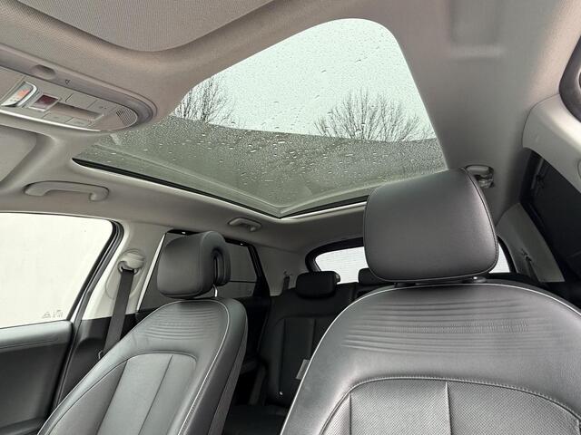 Hyundai IONIQ 5 Lounge AWD 77.4 kWh Automaat 325Pk / SOH 100% / Panoramadak / Dealer onderhouden / 1.600 kg Trekhaak / Fabrieksgarantie tot 2-2027 / 8 Jaar Batterij Garantie / Warmtepomp / ACC / HUD / 360 Camera / Elektr. Stoelen / Stoel Verwarming / Stoel Ventilatie /