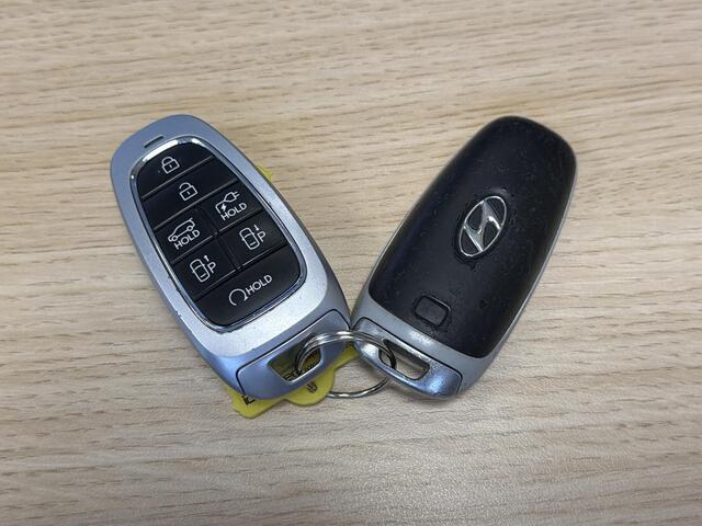 Hyundai IONIQ 5 Lounge AWD 77.4 kWh Automaat 325Pk / SOH 100% / Panoramadak / Dealer onderhouden / 1.600 kg Trekhaak / Fabrieksgarantie tot 2-2027 / 8 Jaar Batterij Garantie / Warmtepomp / ACC / HUD / 360 Camera / Elektr. Stoelen / Stoel Verwarming / Stoel Ventilatie /