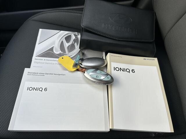 Hyundai IONIQ 6 Lounge 77.4 kWh / SOH 100% / Origineel NL Auto / 02-2030 Fabrieksgarantie / Stoel-, Stuur en Achterbankverwarming / Elektrische Stoelen / Stoelgeheugen / 360 Camera / Warmtepomp / Dodehoek Camera / HUD Display / Full Option /