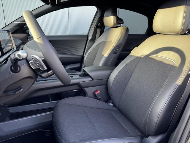 Hyundai IONIQ 6 Business 77.4 kWh / Demo met ¤ 2.000,- voordeel / Bose / 20" LM / 360 Camera / Stoelverwarming v + a / Led verlichting / Blind Spot /