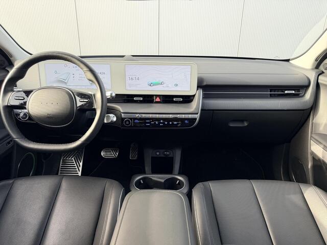 Hyundai IONIQ 5 Lounge AWD 77.4 kWh Automaat / 1e Eigenaar / Zwart Leder / Stoelverkoeling / Stoelverwarming Voor + Achter / Stuurverwarming / Dynamische Navigatie / HUD / 360 Camera / NL Auto /