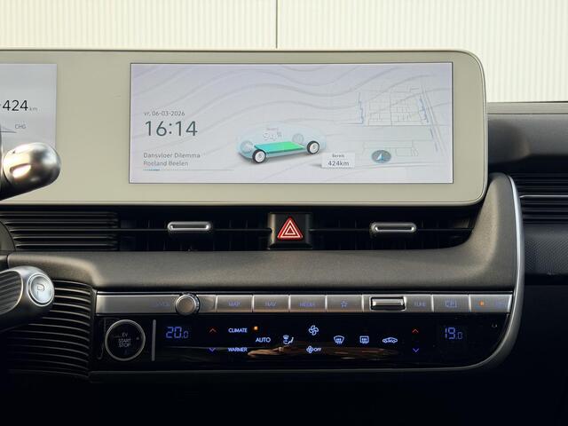 Hyundai IONIQ 5 Lounge AWD 77.4 kWh Automaat / 1e Eigenaar / Zwart Leder / Stoelverkoeling / Stoelverwarming Voor + Achter / Stuurverwarming / Dynamische Navigatie / HUD / 360 Camera / NL Auto /