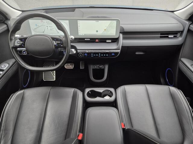 Hyundai IONIQ 5 Lounge 77.4 kWh Automaat 228pk / Accu SOH 100% / Fabrieksgarantie tot 12-2027 / WLTP 507 km / CCS snellader / Head Up Display / warmtepomp / Trekgewicht 1600 kg / Stuur-, Stoel & Achterbank verwarming / 8 jaar Batterij Garantie /