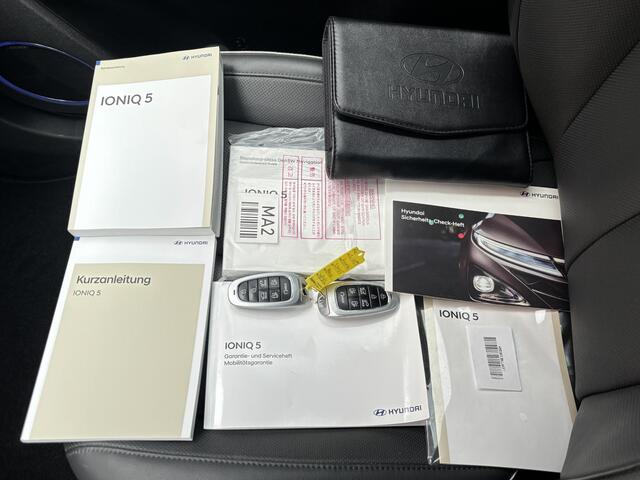 Hyundai IONIQ 5 Lounge 77.4 kWh Automaat 228pk / Accu SOH 100% / Fabrieksgarantie tot 12-2027 / WLTP 507 km / CCS snellader / Head Up Display / warmtepomp / Trekgewicht 1600 kg / Stuur-, Stoel & Achterbank verwarming / 8 jaar Batterij Garantie /