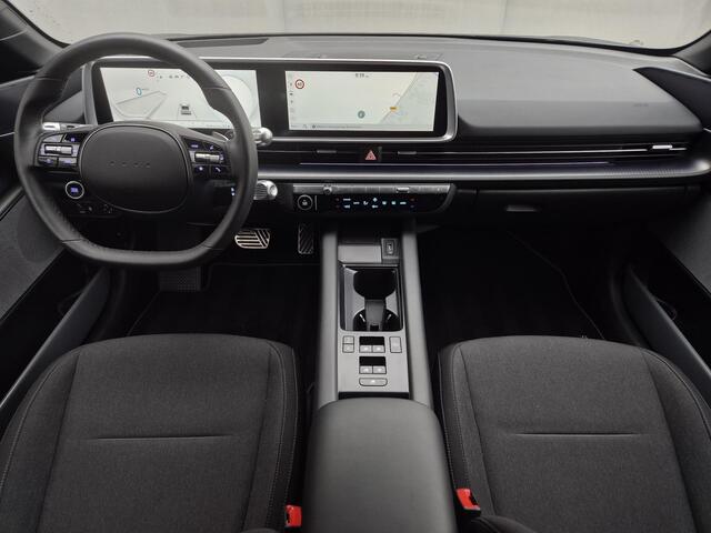 Hyundai IONIQ 6 Connect 77.4 kWh Automaat / Accu SOH 100% / Fabrieksgarantie tot 12-2029 / CCS snellader / All season banden / Head Up Display / Stuur-, Stoel & Achterbankverwarming / warmtepomp / Trekgewicht 1500 kg / Keyless Entry/Start /