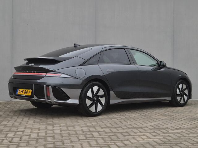 Hyundai IONIQ 6 Connect 77.4 kWh Automaat / Accu SOH 100% / Fabrieksgarantie tot 12-2029 / CCS snellader / All season banden / Head Up Display / Stuur-, Stoel & Achterbankverwarming / warmtepomp / Trekgewicht 1500 kg / Keyless Entry/Start /