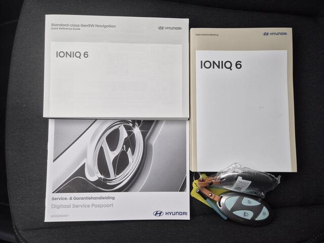 Hyundai IONIQ 6 Connect 77.4 kWh Automaat / Accu SOH 100% / Fabrieksgarantie tot 12-2029 / CCS snellader / All season banden / Head Up Display / Stuur-, Stoel & Achterbankverwarming / warmtepomp / Trekgewicht 1500 kg / Keyless Entry/Start /