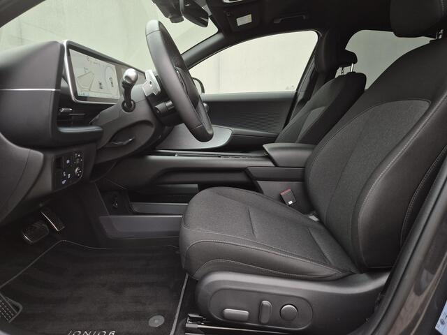 Hyundai IONIQ 6 Connect 77.4 kWh Automaat / Accu SOH 100% / Fabrieksgarantie tot 12-2029 / CCS snellader / All season banden / Head Up Display / Stuur-, Stoel & Achterbankverwarming / warmtepomp / Trekgewicht 1500 kg / Keyless Entry/Start /