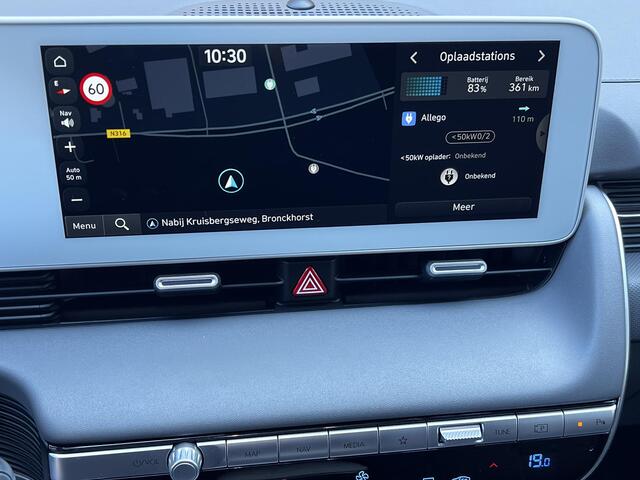 Hyundai IONIQ 5 Connect 77.4 kWh Automaat / Dealer onderhouden / Accu SoH 100% / 1.600 kg afn. trekhaak / Batterijgarantie 8 jaar / Warmtepomp / CCS snel laden / Navigatie / Apple Carplay Android / Stuur-, stoel- & achterbankverwarming / 19" LM wielen & All Season band