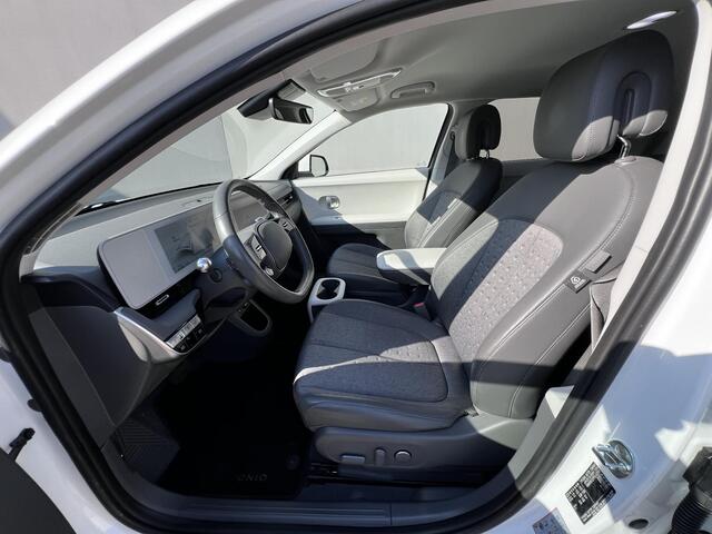 Hyundai IONIQ 5 Connect 77.4 kWh Automaat / Dealer onderhouden / Accu SoH 100% / 1.600 kg afn. trekhaak / Batterijgarantie 8 jaar / Warmtepomp / CCS snel laden / Navigatie / Apple Carplay Android / Stuur-, stoel- & achterbankverwarming / 19" LM wielen & All Season band