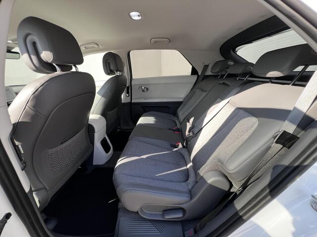 Hyundai IONIQ 5 Connect 77.4 kWh Automaat / Dealer onderhouden / Accu SoH 100% / 1.600 kg afn. trekhaak / Batterijgarantie 8 jaar / Warmtepomp / CCS snel laden / Navigatie / Apple Carplay Android / Stuur-, stoel- & achterbankverwarming / 19" LM wielen & All Season band