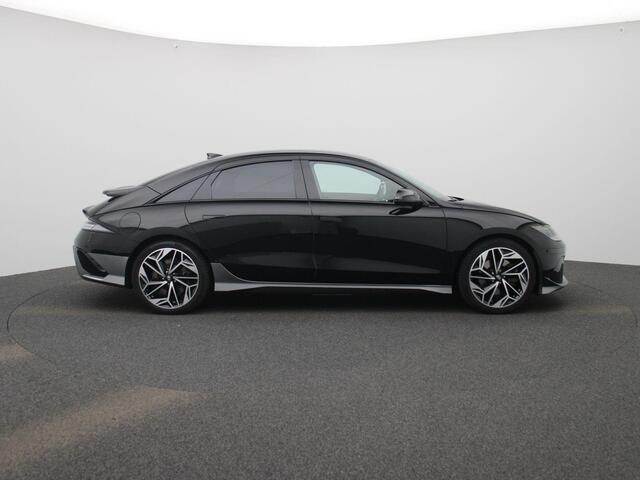 Hyundai IONIQ 6 77,4 kWh Balance | Verwarmd stuurwiel | Verwarmde achterbank | Zwarte binnenhemel | Geventileerde voorstoelen | Bestuurdersstoel met geheugen | Bose speakersysteem | Privacy glass | Head up display | Climate Control / ECC | Licht metalen velgen 19 inch 