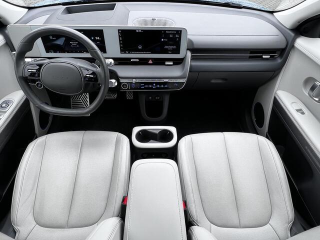Hyundai IONIQ 5 Lounge 77.4 kWh Automaat / SOH 100% / 8 jaar Batterij garantie / Dealer onderhouden / Fabrieksgarantie tot 01-2028 / HUD / Warmtepomp / WLTP 507km / CCS snel laden / Camera 360° / Leder / Elektr. stoelen & klep /