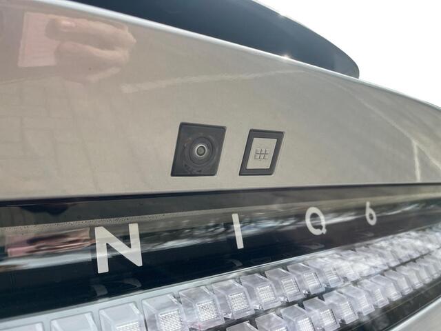 Hyundai IONIQ 6 Lounge 77.4 kWh 228pk | LEDEREN BEKLEDING | 800V ULTRA SNELLADEN | ELEK. VERSTELBARE STOELEN | MEMORY FUNCTIE | 360 GRADEN CAMERA | APPLE CARPLAY & ANDROID AUTO | ADAPTIEVE CRUISE CONTROL | STOEL- & STUURVERWARMING |