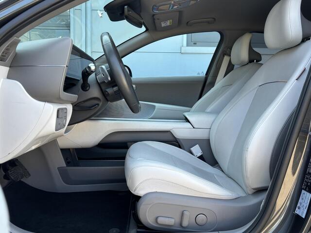 Hyundai IONIQ 6 Connect 77.4 kWh / SOH 100% / Fabrieksgarantie tot 11-2028 / CCS snellader / All season banden / Elektrisch verstelbare stoel / Stuur-, Stoel & Achterbankverwarming / warmtepomp / Trekgewicht 1500 kg / Keyless Entry/Start /