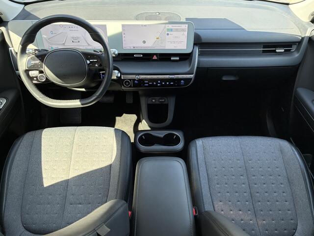 Hyundai IONIQ 5 Connect 77.4 kWh Automaat / Fabrieksgarantie tot 02-2028 / 8 jaar Batterijgarantie / Warmtepomp / dealer onderhouden / Elektrische stoelen/Achterklep / Apple Carplay/Android Auto / Stuur-, stoelverwarming / 19" LM /