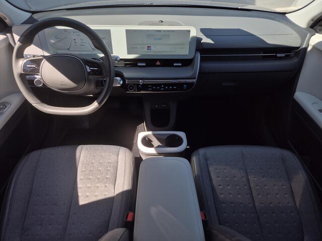 Hyundai IONIQ 5 Connect 77.4 kWh 228 pk / SOH 100% / Fabrieksgarantie tot 08-2028 / Dealer onderhouden / Panoramadak / Warmtepomp / Trekgewicht 1.600 kg / CCS snel laden / Elektrische stoelen / 20" LM Lounge wielen / Stuur- Stoel & Achterbank verwarming / Achteruitrijc