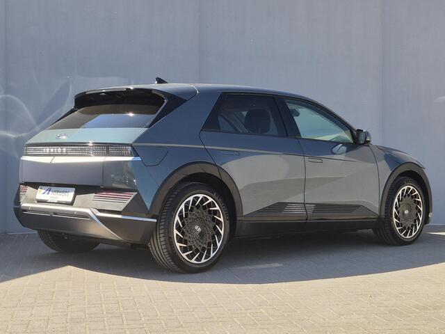 Hyundai IONIQ 5 Connect 77.4 kWh 228 pk / SOH 100% / Fabrieksgarantie tot 08-2028 / Dealer onderhouden / Panoramadak / Warmtepomp / Trekgewicht 1.600 kg / CCS snel laden / Elektrische stoelen / 20" LM Lounge wielen / Stuur- Stoel & Achterbank verwarming / Achteruitrijc