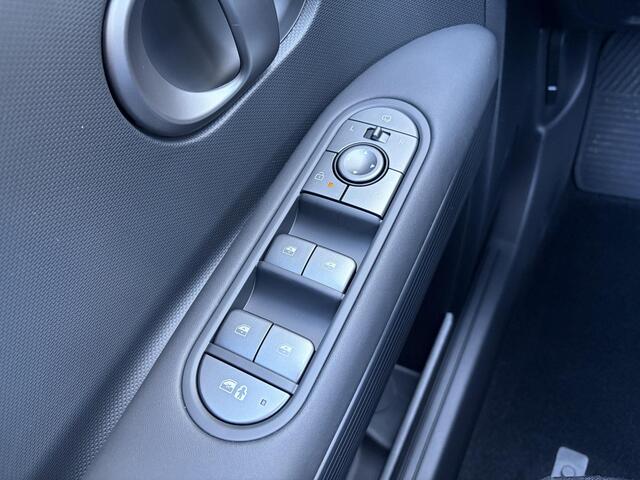 Hyundai IONIQ 5 Long Range Pure Edition 84 kWh / Nieuw direct leverbaar / 3-fase / Navigatie / Perkeersensoren / 100% SoH / 5 jaar Fabrieksgarantie / 8 Jaar accu garantie /