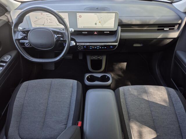 Hyundai IONIQ 5 Connect 77.4 kWh / SOH 99,10% / Fabrieksgarantie tot 02-2028 / Dealer onderhouden / Trekgewicht 1600 kg / Trekhaak afneembaar / CCS snellader / Stuur- & Stoelverwarming / Warmtepomp / Achteruitrijcamera / Adaptief cruise control / Apple Carplay Android 