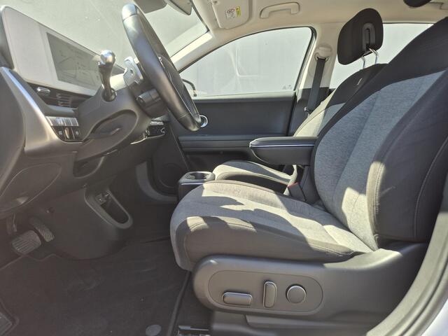 Hyundai IONIQ 5 Connect 77.4 kWh / SOH 99,10% / Fabrieksgarantie tot 02-2028 / Dealer onderhouden / Trekgewicht 1600 kg / Trekhaak afneembaar / CCS snellader / Stuur- & Stoelverwarming / Warmtepomp / Achteruitrijcamera / Adaptief cruise control / Apple Carplay Android 