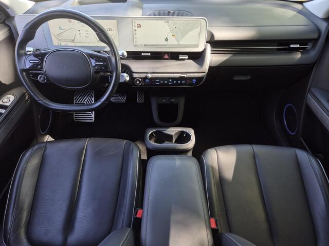 Hyundai IONIQ 5 Lounge 73kWh / SOH 100% / Dealer onderhouden / 1.600 kg trekgewicht / WLTP 451 km / CCS snellader / Warmtepomp / Head Up Display / Panoramadak / Bose Audio Systeem / Elektrische achterklep / Stuur- Stoel & Achterbank verwarming / Rondomzicht camera /