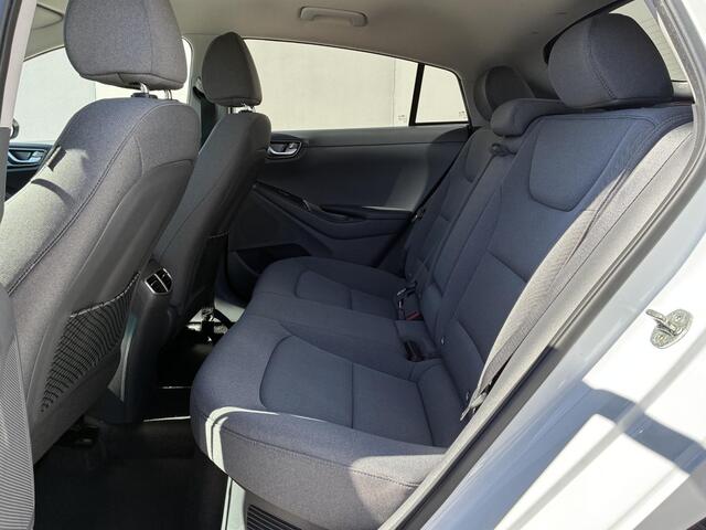 Hyundai IONIQ 1.6 GDi Comfort Smart / Fabrieksgarantie t/m 4-2027 / Dealer onderhouden / Stoel-/Stuurverwarming / Apple Carplay/Android Auto / Navigatie /