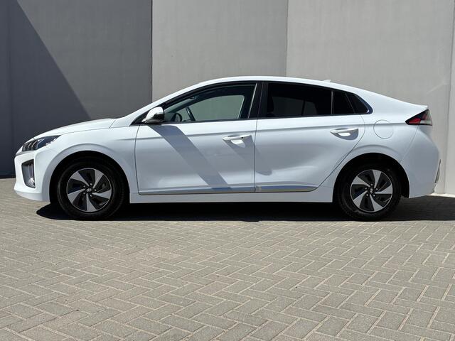 Hyundai IONIQ 1.6 GDi Comfort Smart / Fabrieksgarantie t/m 4-2027 / Dealer onderhouden / Stoel-/Stuurverwarming / Apple Carplay/Android Auto / Navigatie /