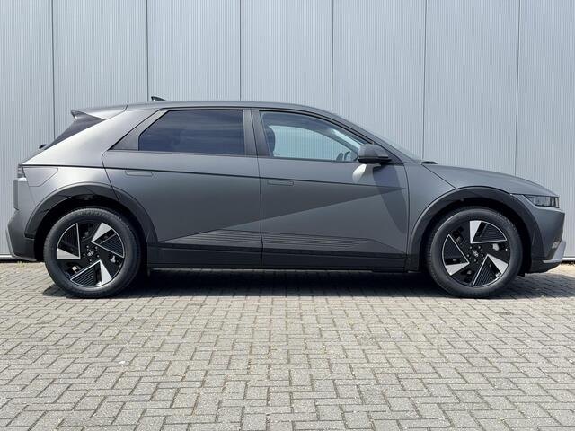 Hyundai IONIQ 5 Standard Range Pure Edition 63 kWh / Stoelverwarming Voor + Achter / Stuurverwarming / BOSE Audio / Achteruitrijcamera / Elek. Achterklep / LED Verlichting /